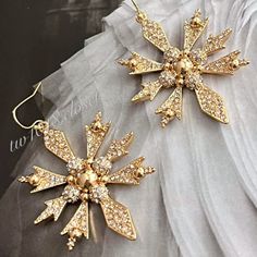 Metal Type: 10k Gold Plated, Brass, Gem Material:Swarovski Crystal Measurements: Length1.78”Width 1.44” Marks: Designer Signature Alexis Bittar Jewelry, Gold Snowflake, Alexis Bittar, Earrings Color, 10k Gold, Swarovski Crystal, Types Of Metal, Swarovski Crystals, Jewelry Earrings