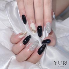 Nail Art Hitam Simple, Nail Art Kulit Hitam, Nail Art Maroon Elegant, Black Nails Douyin, Nailart Maroon, Korean Nail Art Black And White, Korean Jelly Nails Black, Nail Art Maroon, Maroon Nail Art