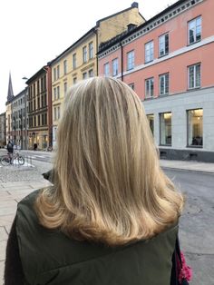 Blondish Brown Hair, Chic Short Haircuts, Haircuts For Medium Length Hair, Chic Short Hair, Layered Haircuts For Medium Hair, Dark Blonde Hair