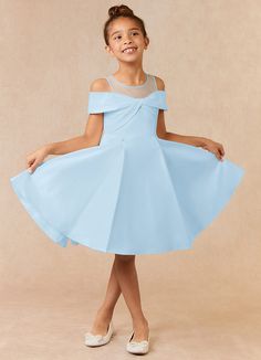 Your little girl will feel like a princess in Shirin, our satin A-line dress. She features a pleated twist bodice and a beautiful pleated skirt. Flower Girl Dresses Knee Length, Christmas Photos Outfits, Flower Girl Dresses Blue, Girls Blue Dress, Tulle Flower Girl, Flower Girl Dresses Tulle, Dress Dusty, Blue Bridesmaid Dresses, Dress Flower