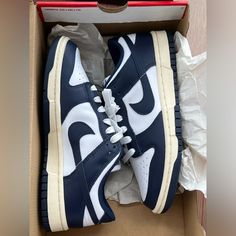 Navy Dunks With Low-Cut Build And An Off-White Midsole To Accentuates The Vintage Aesthetic. Size Is 7.5 Women's. Purchased For $310 As New From Fight Club - Never Worn The Base Is Clean White Base With Contrasting Navy Overlays And A Color-Matched Swoosh. Nike Dunk Low Navy Blue, Navy Dunks, Navy Nike Shoes, Nike Dunk Low Outfit Woman, Dunk Low Outfit Women, Nike Dunk Low Outfit, Dream Shoe, Shoe Wardrobe, Casual Trends