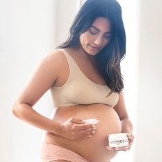 These made-for-mama faves will keep her #mombod (self)cared for during your pregnancy + beyond Skin Care Quiz, Honest Beauty, Growing Belly, Morning Skin Care Routine, Relaxing Bath, Pregnancy Gifts, Daily Skin Care, Skin Care Regimen, Me Time