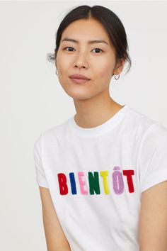 T-shirt with Motif - White/Bientôt - Ladies | H&M US 2 Climbing Clothes, Young Women Fashion, Tshirt Design Inspiration, Feminine Fashion, Shirt Design Inspiration, Slogan Tee, Retro Tee, Trendy Tee, Elegant Shirt