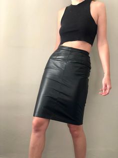 Leather Skirt Outfit Summer, Good Presents, Navy Pleated Skirt, Outfit Summer Casual, Skirt Outfit Summer, Hobble Skirt, Leather Skirt Outfit, Leather Skirts, Womens Skirts