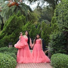 Coral mother daughter matching dresses for unforgettable moments!  I can make these dresses for you in any color of your choice. Order a piece made especially for you! We are glad to welcome you in our atelier! We offer a complete set of matching dresses for a mother and daughter. All of the dresses in our shop are made based on your individual measurements. It is personally sewn by our seamstress on professional and modern equipment. We guarantee very high quality of sewing. We take into accoun Pink Matching Dresses For Spring, Pink Sleeveless Matching Set Dress, Pink Family Matching Dresses For Spring, Summer Party Dresses Matching Set, Mommy And Me Outfits Dresses, Dresses For Birthday Party, Dresses For Birthday, Mother Daughter Matching Dresses, Mommy And Me Photoshoot