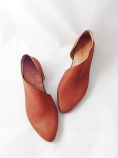 The Sandy is a gracefully, sculptural, minimal flat that flatters every foot! My modern translation of the ballet flat and dorsay combined. This is Leather Shoes Woman, Looks Style, Leather Flats, Cute Shoes, Look Fashion