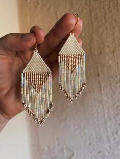 Unique Beaded Jewelry, Handwoven Earrings, Beaded Things, Beaded Hat, Beaded Earrings Diy, Seed Beading, Beaded Jewels, Seed Bead Patterns, Handmade Earrings Beaded