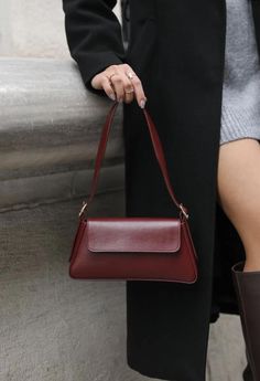 This burgundy  women's shoulder bag combines elegance and functionality. A large main compartment inside keeps your daily needs organized with velcro and organizing sections. It will adapt to your every moment by prioritizing both elegance and comfort. Burgundy Bag Outfit, Going Out Purse, New York December, Leather Baguette Bag, Minimalist Purse, Burgundy Purse, Selkirk Rex, Woven Leather Tote, Burgundy Bag