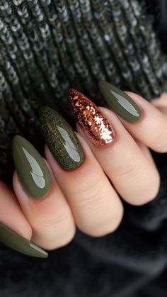 Thanksgiving Almond Nails Designs, Fall Nails Inspo Almond, Nail Ideas New Years Eve, Fun Fall Nails Designs, Green And Bronze Nails, November Nails Fall Simple, Hunter Green Nails Design Fall, Green November Nails, November Toe Nails