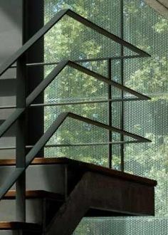 Garde-corps en fer plat horizontaux Staircase Railing Design, Handrail Design, Staircase Handrail, Balcony Railing Design, Stair Railing Design, Steel Stairs, Metal Stairs, Stairs Design Modern, Basement Stairs