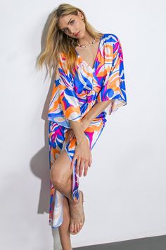 Printed woven midi dress, featuring a V-neckline, kimono sleeves, elasticized waist and shirred skirt. 97% Polyester, 3% Spandex Shirred Skirt, Kimono Sleeves, Timor Leste, Kimono Sleeve, Printed Midi Dress, V Neckline, Turks And Caicos Islands, Caribbean Netherlands, Uganda