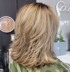 Shoulder-length Thick Feathered Hair Best Haircuts For Thick Hair, Haircuts Trending, Thick Hair Styles Medium, Thick Hair Cuts