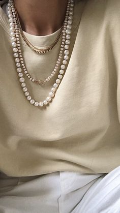 Winter Necklace Outfit, Pearl Chocker Outfit, Pear Necklace Outfit, Pearl Necklace Aesthetic Outfit, Pearl Necklace Street Style, Styling Pearls, Edgy Pearl Necklace Outfit, Luxury Chic Necklace With Pearl Chain, Pearl Necklace Outfit