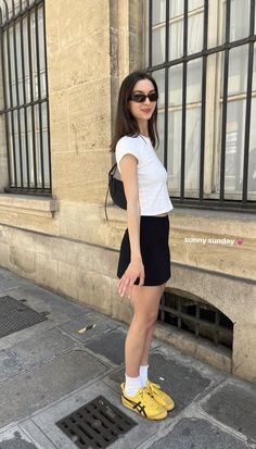 Japan Fashion Summer 2023, Humid Outfit Summer, Skirt Casual Outfit Summer, Fit Baddie, Mini Skirt Ideas, Onitsuka Tiger Women Outfit, Onitsuka Tiger Outfit, Cute Summer Outfits Casual, Vintage Fashion Trends