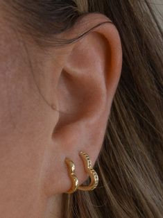 Give your ears a little love with the Pavè Valentina Huggie. This cutie little hearts sit so comfy in the ear and feature pavè stones for a subtle sparkle. Easy to wear and stack daily without having to ever take them out ♡ 24K Gold filled Measures 11.5mm x 12.4mm Water + tarnish resistant by The Obcessory