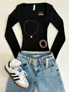 Black Shirt Light Jeans Outfit, Not Cropped Outfits, Outfit Ideas Samba Adidas, Outfit Inspo For Dinner, Black Shirt Women Outfit, How To Style Off Shoulder Top, Outfits With Black Jeans For School, Outfit With Sambas, Light Jeans Outfit Winter