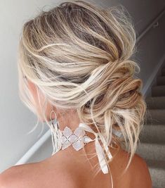 Boho Chic unordentliche Brötchenfrisuren für Bräute Messy Bun Wedding, Hairstyles Prom, Easy Hairstyles For Medium Hair, Best Wedding Hairstyles, Messy Bun Hairstyles, Low Bun, Penteado Cabelo Curto, Hairstyles Curly, Trending Hairstyles