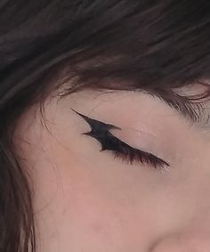 Graphic Eyeliner Goth, Alternative Makeup Grunge, Alternative Eye Makeup, Bat Wing Eyeliner, Alt Eyeliner, Wing Eyeliner, Goth Eye Makeup, Face Doodles, Eyeliner Ideas