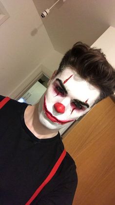 Halloween clown makeup for men - 2023 15 ideas - mens-club.online Clown Makeup For Men, Clown Makeup Simple, Face Paint For Men, Boy Halloween Makeup, Glitter Beard, Scary Clown Costume, Maquillage Halloween Simple, Halloween Hombre