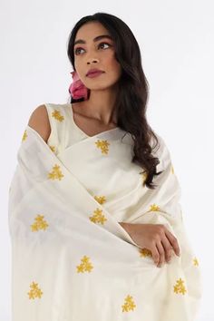 Shop for Nakita Singh Off White Silk Embroidered Saree And Blouse Set for Women Online at Aza Fashions Embroidered White Pre-draped Saree For Festivals, White Pre-draped Saree With Floral Embroidery, White Chanderi Embroidered Fabric For Unstitched Blouse, White Pre-draped Saree With Zari Work, White Floral Embroidered Semi-stitched Blouse, White Semi-stitched Blouse With Resham Embroidery, White Semi-stitched Blouse With Floral Embroidery, Traditional Designer Wear Off White Blouse Piece, White Blouse With Floral Embroidery