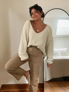 Casual Outfits Neutral Colors, Neutral Outfits For Women, Neutral Outfit Women, Cute Neutral Outfits Aesthetic, Green Neutral Outfit, Elevated Classy Outfit, Neutral Casual Work Outfit, Neutral Outfit Ideas Casual Summer, Neutral Outfit Ideas Women