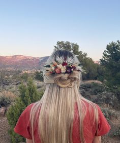 1 Dried Flower Hair Comb dried flowers on a gold toned hair comb. Perfect for any special occasion. Comfortable to wear. Weddings, Birthdays, Prom or any special event. Please message us if you have any questions. We package all orders with care for shipping. We have over 40 years of floral design experience Gold Toned Hair, Boho Style Hair, Dried Flower Hair Comb, Flowers For Hair, Floral Hair Comb, Floral Hair Combs, Fall Wedding Flowers, Flower Hair Comb, Tone Hair