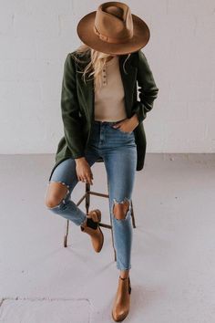 Simple Modest Outfits, Peacoat Outfit, Winter Mode Outfits, Fall Fashion Coats, Paris Mode, Coat Outfit, Winter Outfit Inspiration, Design Ui, Coat Outfits