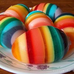 there are many different colored candies on the plate