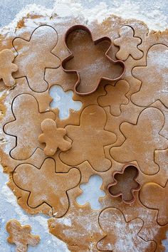 ginger cookies are arranged in the shape of flowers