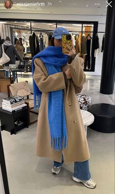 Winter Outfits Layered Cold Weather, Coat Inspo Outfit, Winter Outfits With Gloves, European Winter Aesthetic, Snowy Winter Outfits, Winter Coat Aesthetic, Paris Winter Outfits, Balaclava Outfit