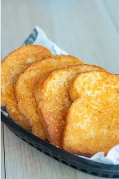 some fried food is in a basket on the table