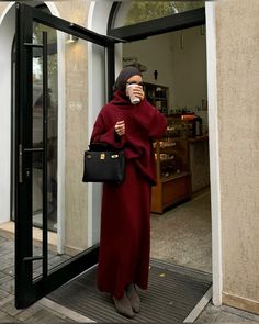 Work Modest Outfit, Burgundy Hijab Outfit, Modest Minimalist Outfits, Clothes For Hijab, Autumn Modest Outfits, Fall Outfits Hijab, Hijabi Outfits Casual Winter, Winter Sets Outfits, Elegant Hijab Outfit