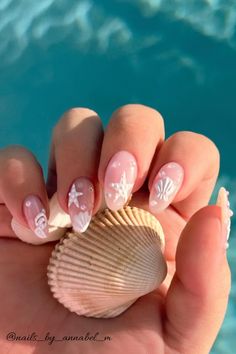 A sea-inspired white nails design captures the purity and tranquility of ocean, offering a serene and elegant aesthetic. Nail Designs Summer Wedding, Beach Nails Shell, Beach Shell Nails, Summer Nails Shell, Nails For Summer Vacation Beach, Summer Shell Nails, Easy Vacation Nails, Sea Shell Nail Designs, Nail Beach Designs