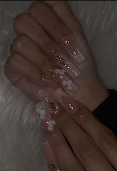 Rose Gold Xv Nails, Rose Gold Quince Nails Short, Blush Quince Nails, Gold Quince Nails Short, Acrylic Nails With Flowers Design, Quinceañera Nails Pink, Acrylic Nails With Gems Rhinestones, Gold Nails With Flowers, Acrylic Nail Designs With Gems