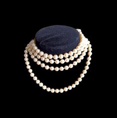 Very large necklace with nine quality white pearls, slightly ivory pearly, in the Art Deco style from the 1930s, vintage spirit, which can be worn close-fitting with several rows as you wish. See supporting photos and videos. Ideal for making an original and unique gift or for expanding your personal collection. This large costume jewelry necklace will seduce you with its elegance, its imposing side, it is worthy of haute couture houses. Dimensions: 98cm Price: each €33 See my other ads: necklac Vintage Pearl Necklaces For Formal Occasions, Vintage Pearl Drop Necklace For Formal, Vintage Pearl Drop Necklace For Formal Occasions, Vintage Cream Pearl Drop Necklace, Classic Beige Jewelry For Formal Occasions, Vintage Pearl White Pearl Necklace, Vintage Cream Single Strand Pearl Necklace, Cream Pearl Necklace For Formal Occasions, Formal Cream Pearl Necklace