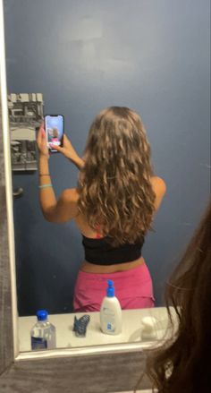 Straight But Wavy Hair, Preppy Brown Hair Girl, Brown Hair Teen Girl, Wavy Brown Hair Aesthetic, Wavy Brown Hair With Highlights, Brown Wavy Hair With Highlights, Brown Hair With Soft Highlights, Maddie Hairstyles, Brown Hair Perm