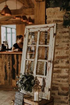 Porte récup' pour plan de table - mariage champêtre Wooden Decor For Wedding, Table Plans Ideas, Rustic Table Seating Chart Wedding, Rustic Wedding Table Assignment Ideas, Barnwood Wedding Decor, Window Tables Ideas, Rustic Table Plan, Western Seating Chart Wedding, Rustic Antique Wedding