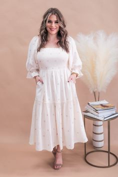 Sorprende al público con nuestro vestido midi 'Serena'. Con fruncido en la espalda del busto y pequeños detalles florales en todo el vestido.

 Tela:

 Pequeño para talla 2-4

 Mediano para 6-8

 Grande se adapta a tallas 10-12

 Lavar a mano en agua fría, extender para secar Summer Basics, Jumpsuit Skirt, Sequin Shorts, Swimsuit Dress, Jumpsuit Shorts Rompers, Maxi Dresses Casual, Floral Midi Dress, Short Rompers, Clothing Boutique