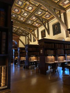 Hogwarts, Harry Potter, oxford, dark academia Old Boarding School Aesthetic, Oxford Libraries, Old Boarding School Dorm, Duke University Library, Boarding School Exterior Aesthetic, Oxford University Classroom, Boarding School Library, Boarding School Common Room, Aesthetic Harvard