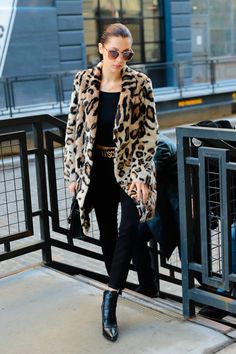 Los mejores 100 looks de Bella Hadid | Galería de fotos 94 de 94 | Stylelovely Leopard Coat Outfit, Leopard Print Outfits, Animal Print Outfits, Leopard Print Coat, Animal Print Fashion, Print Coat, New Fashion Trends, Coat Outfits, Bella Hadid