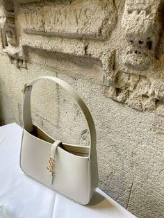 Quite Luxury Bags, Ysl Le 5 A 7, Yves Saint Laurent Bag Beige, Yves St Laurent Bag, Best Ysl Bags, Ysl White Bag, White Purse Aesthetic, White Bag Aesthetic, White Luxury Bag