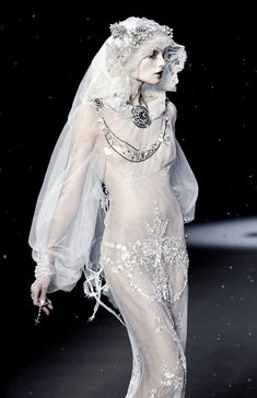 Vampira on Twitter: "Magdalena Frackowiak at John Galliano Fall 2009.… " Weeding, Costume Design