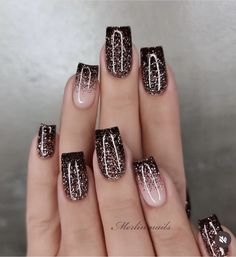 Gold Nail Inspiration, Rose Gold Nails Glitter, Rose Gold Nail, Classy Nail Art Ideas, Rose Gold Nails Design, Elegant Touch Nails, Black Nails With Glitter, Golden Nails, Black And Rose Gold