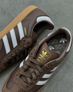 Fall Shoes Aesthetic, Images Of Shoes, Brown Tennis Shoes, Fall Adidas, Weird Shoes, Aesthetic Youtube, Samba Shoes, Men's Adidas (men), Crochet Aesthetic