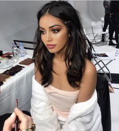 Moi c'est Leïla, Oui la fameuse Leïla B****** La mannequin reconnue m… #aléatoire # Aléatoire # amreading # books # wattpad Fair Complexion, Neutral Undertones, Prom Makeup, Makeup Inspo, Maquillaje De Ojos, Makeup Ideas