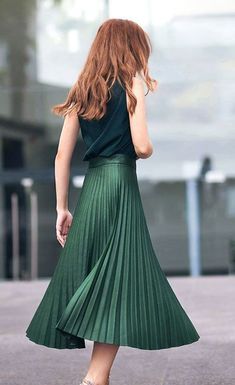 Mantyhose Çorap Pleated Midi Skirt Outfit, Pleated Skirt Outfits, Pleated Skirt Outfit, Midi Skirt Outfit, Trip Outfits, Pleated Long Skirt, Fashion Magazines, Inspiration Photos