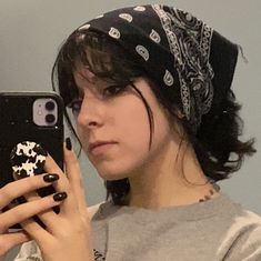 Short Hair In Bandana, Cool Bandana Hairstyles, Woman Bandana Hairstyles, Bandana Side Profile, Wolfcut With Bandana, Hair Bandana Drawing Reference, 70s Hair With Bandana, Styling Short Hair With Bandana, Head Scarf Reference