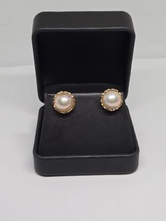 These elegant 14k solid gold earrings are the perfect addition to any jewelry collection. Featuring a beautiful Mabe Pearl, these clip-on earrings are sure to make a statement. Crafted with the highest quality materials, these earrings are durable and long-lasting.  Designed for those who appreciate fine jewelry, these earrings are a must-have. The perfect accessory for any occasion, they are versatile and stylish. Whether you're looking to add to your collection or just starting out, these earrings are a great choice. The earrings total weight is approx. 9.0 grams  Each earrings measures 12mm The earrings marked 14k. It's a clip on back so comfortable to wear . Good condition Classic Cabochon Clip-on Earrings For Formal Occasions, Classic Round 14k Gold Clip-on Earrings, 14k Gold Clip-on Earrings For Formal Events, Elegant Clip-on Pearl Earrings For Formal Occasions, Elegant Formal Clip-on Pearl Earrings, 14k Gold Round Pearl Earrings For Formal Occasions, Formal 14k Gold Earrings With Screw Back, Elegant 14k Gold Clip-on Earrings For Wedding, Elegant 14k Gold Clip-on Earrings