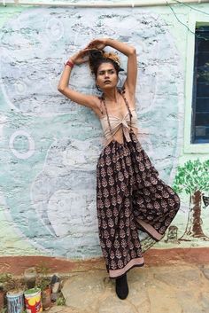 Outfits dignos de la Tribu de Camilo Boho Dungarees, Boho Chic Pants, Looks Hippie, Look Hippie Chic, Moda Hippie, Goth Outfit, Pants Boho, Fest Outfits, Gaucho Pants