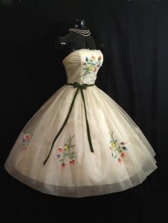 vintage Vintage Gowns, Ivory Silk, Vestidos Vintage, Prom Wedding, 1950s Fashion, Floral Applique